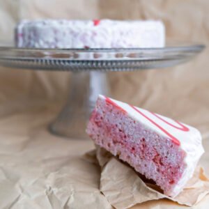Crackle Cake Strawberry 8pc